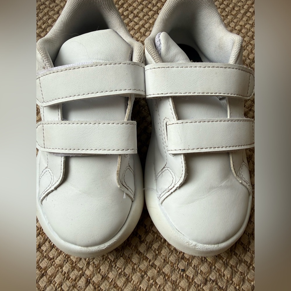 Boys Adidas 10 Advantage Sneaker Tennis Shoe - Picture 2 of 11